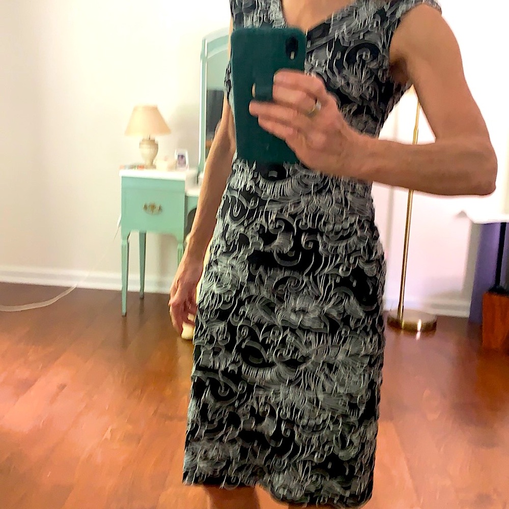 Black/white pleated dress w:sweetheart neckline